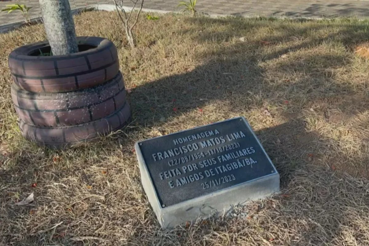 [Homenagem com lápide em praça pública gera polêmica na Bahia ]
