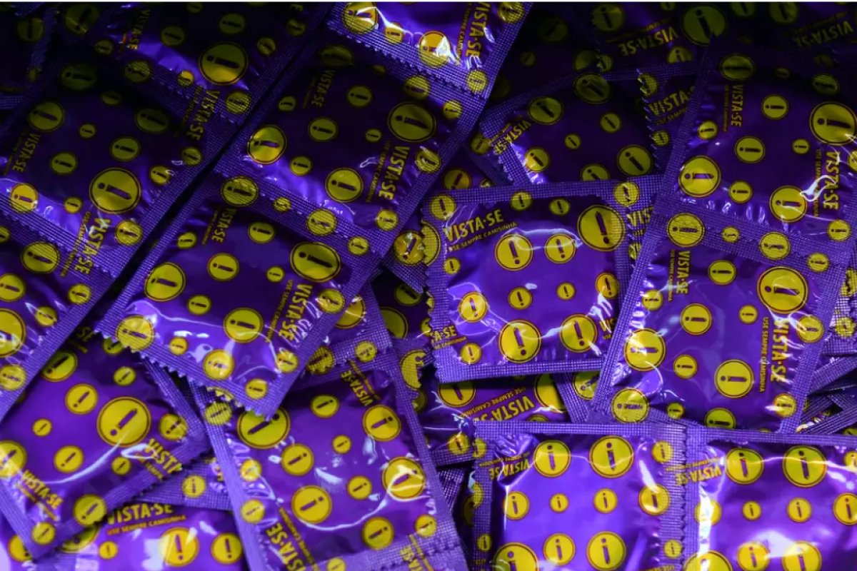 [64% dos brasileiros não utilizam preservativos durante relações sexuais, aponta pesquisa]