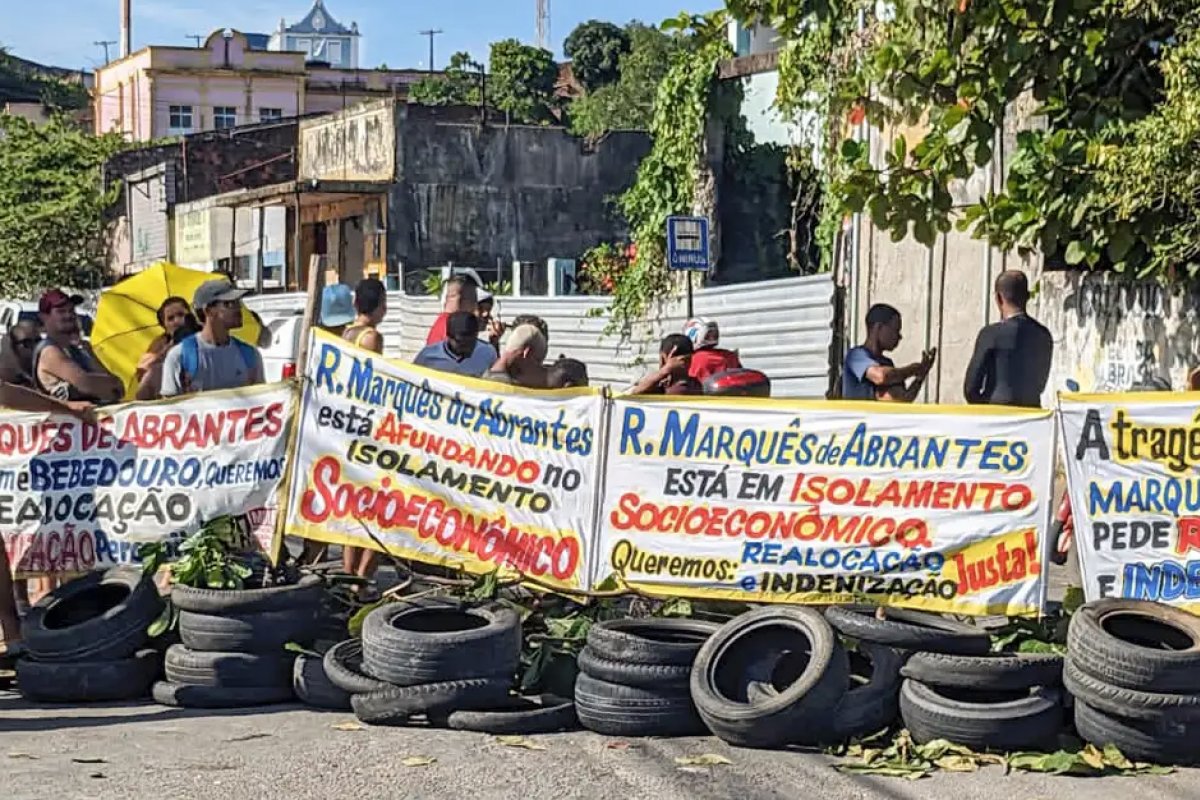 [Moradores protestam por realocação em bairro próximo a mina em Maceió]