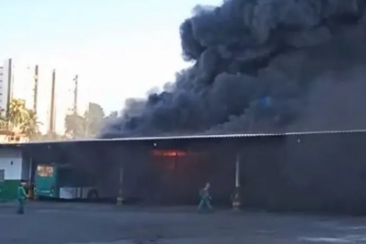 [Salvador: ônibus pegam fogo após incêndio em galpão ]
