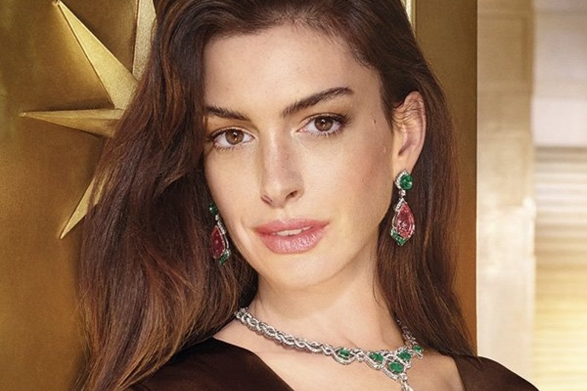 [Com diamantes e esmeraldas, Anne Hathaway brilha na campanha de final de ano da Bulgari!]