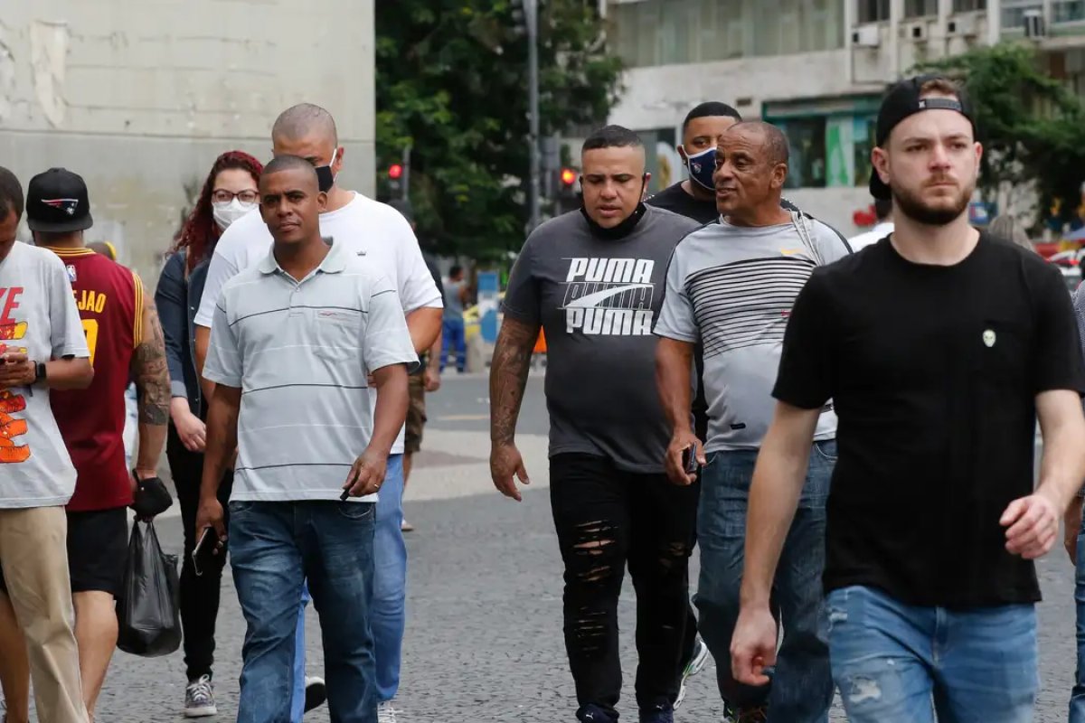 [ Covid-19 mantém queda no Centro-Sul e aumento no Nordeste]