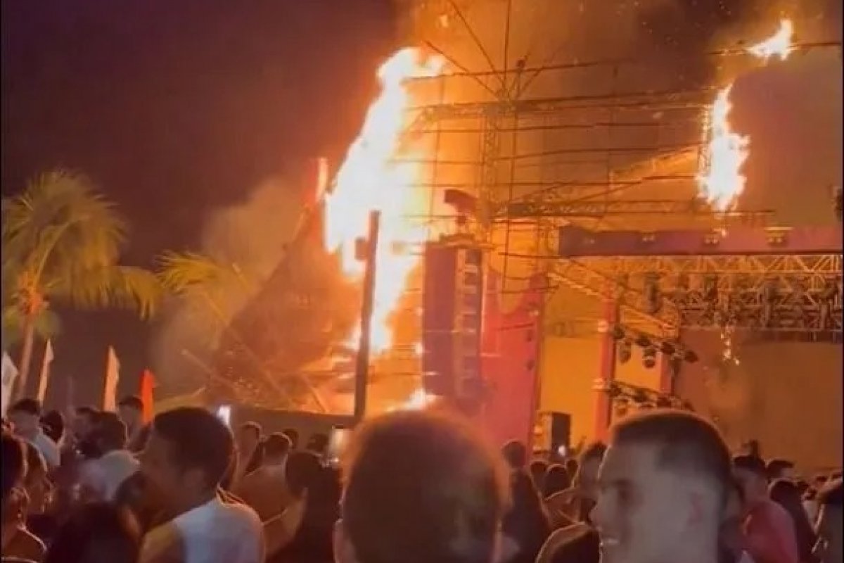 [Vídeo: festa de Réveillon em Maceió é frustrada depois de estrutura do palco pegar fogo]