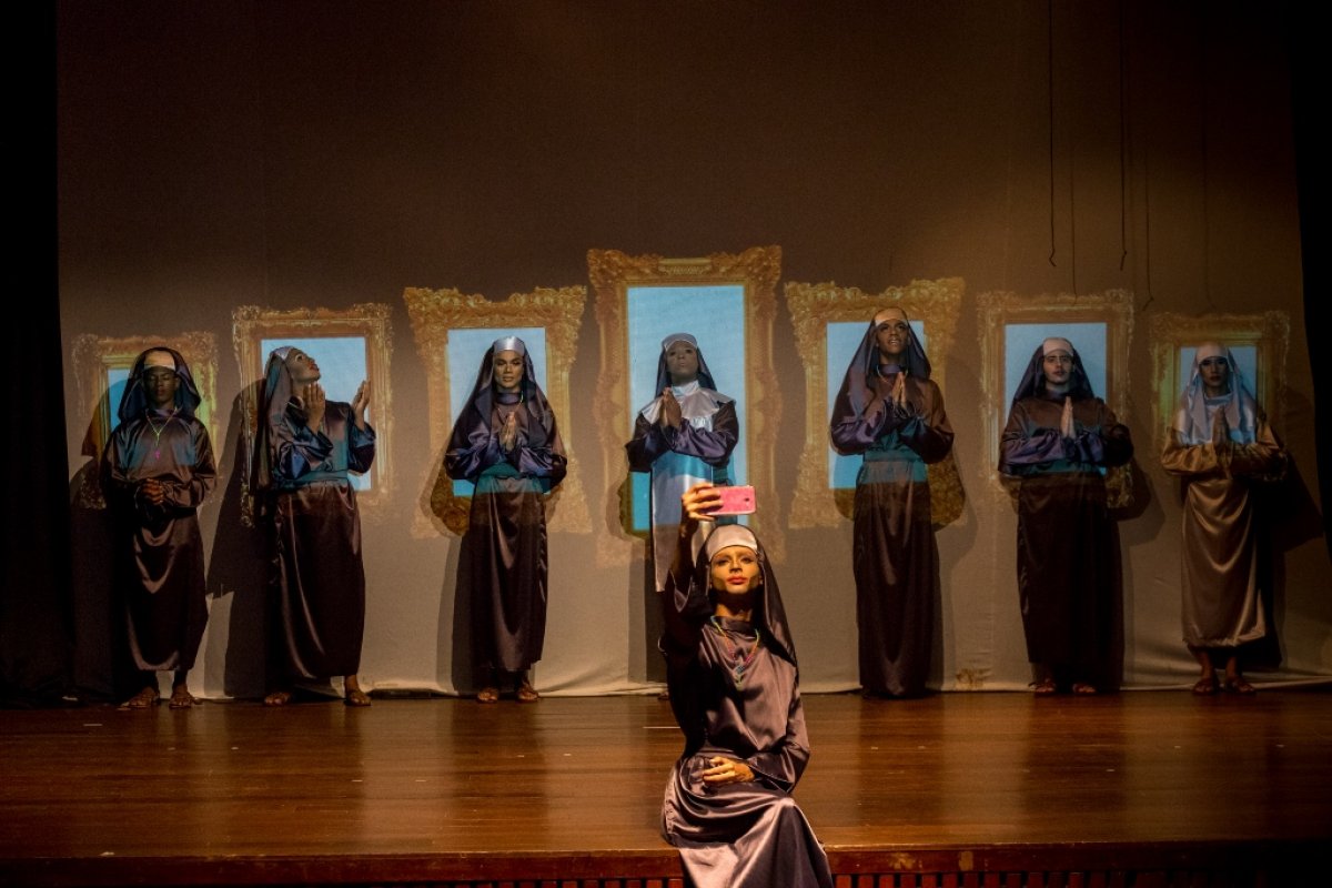 [Transformistas homenageiam Gregório de Mattos em espetáculo]