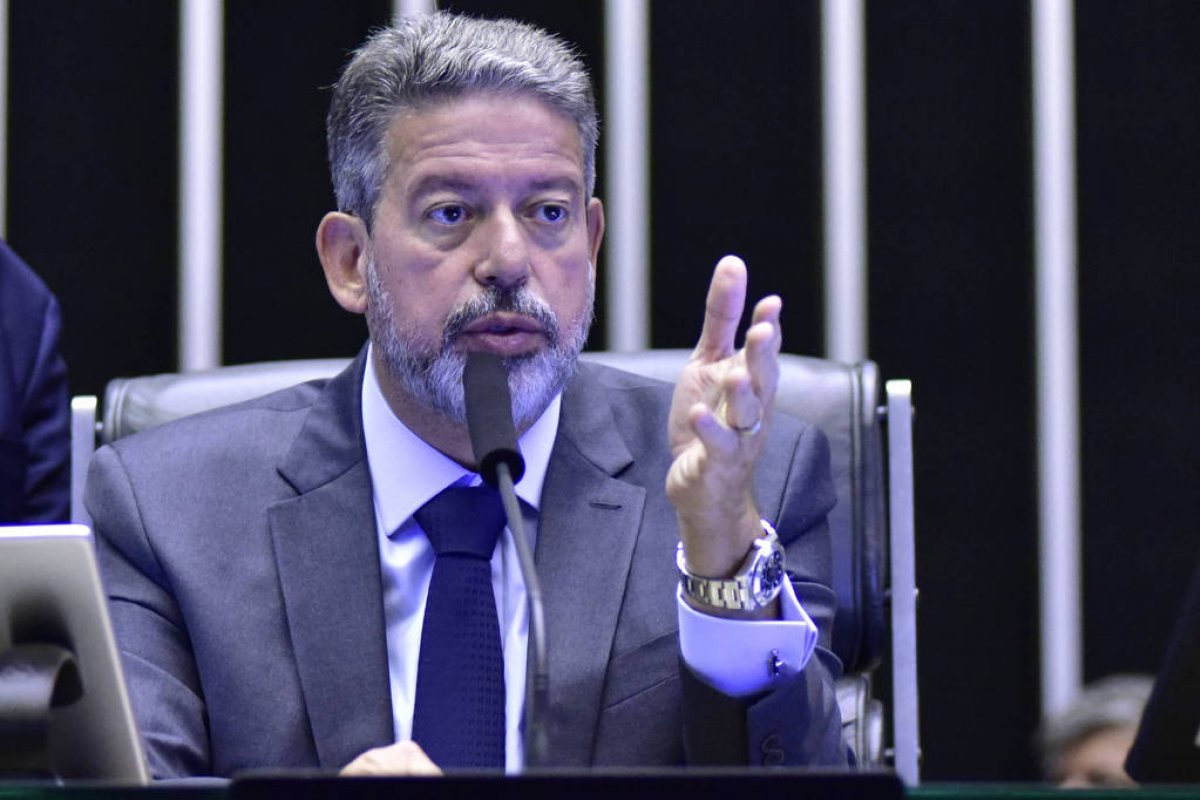 [Lira se reunirá com líderes partidários para discutir veto de Lula as emendas parlamentares ]