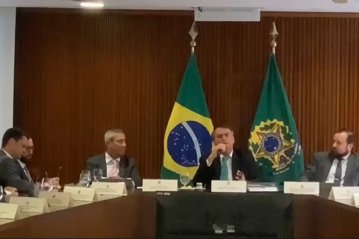 [Moraes torna pública gravação de reunião de ex-presidente com ministros investigada pela PF ]