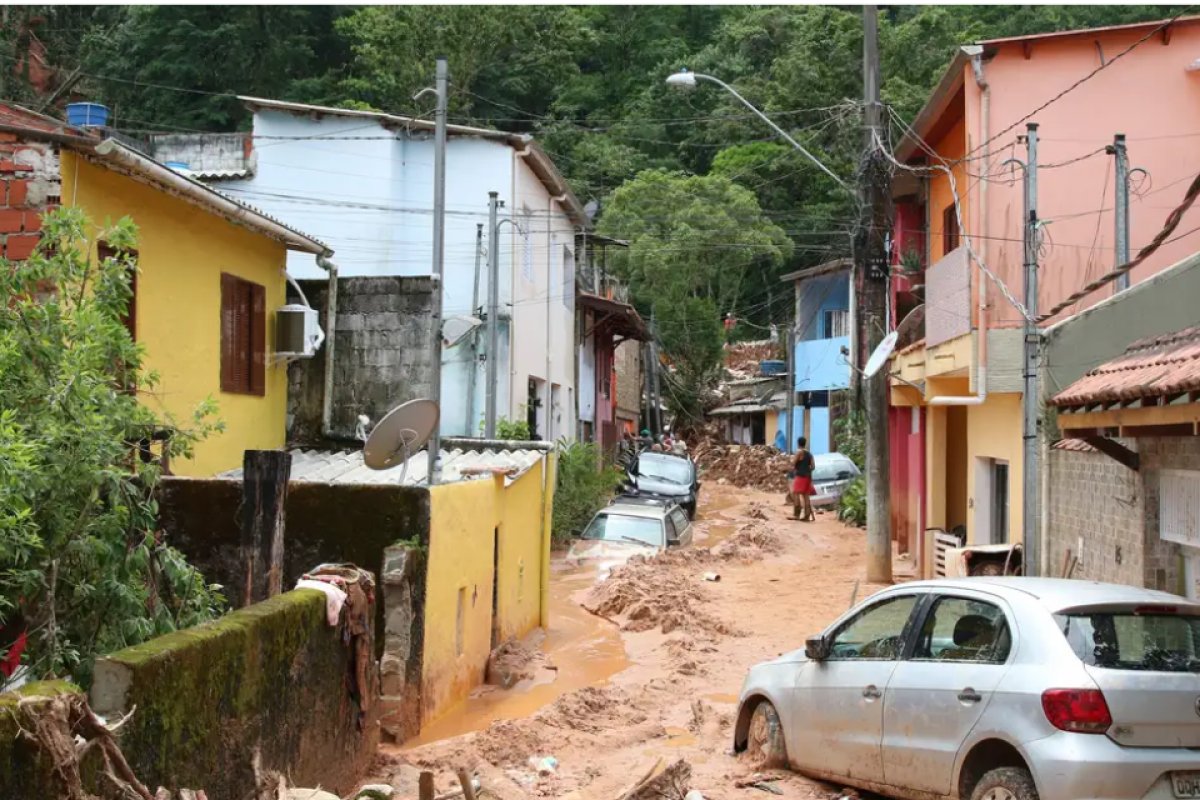 [Um ano após tragédia em São Sebastião, turistas relatam preços altos e medo de chuva]