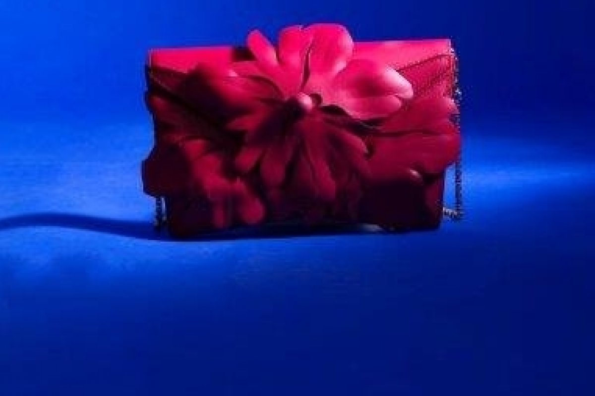 [Grife brasileira se une ao estilista Alexandre Herchcovitch  para produzir bolsas exclusivas com elementos geométricos, print exclusivo e paleta de cor sóbria! ]
