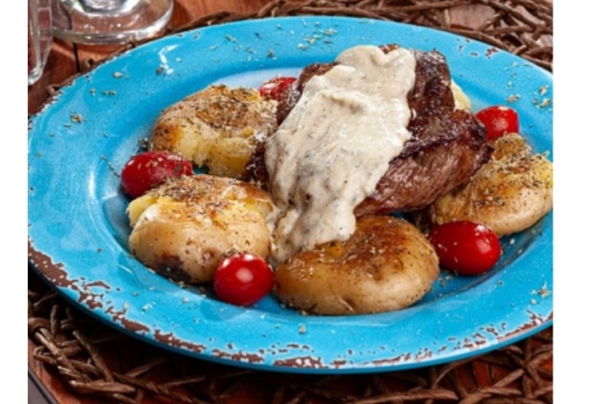[Dia do Sogro: prepare o Bife Ancho ao molho gorgonzola com batatas ao murro! ]