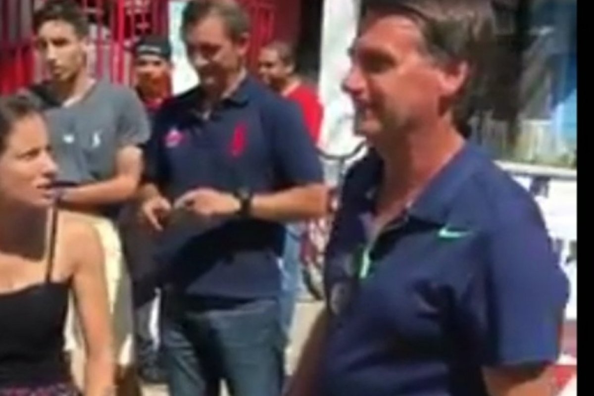 [Veja video: Jair Bolsonaro passeia por Angra sem seguranças. ]