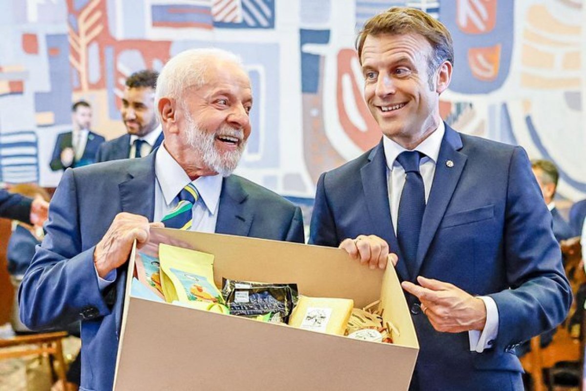 [Lula presenteia Macron com queijos nacionais e espumante da Serra Gaúcha]