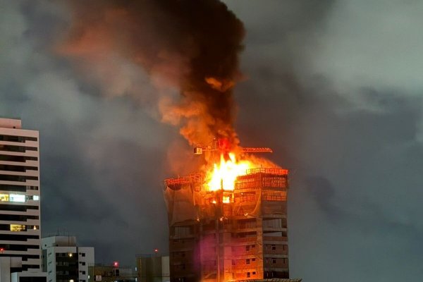 [Vídeo: Incêndio de grandes proporções atinge prédio em construção no Recife]