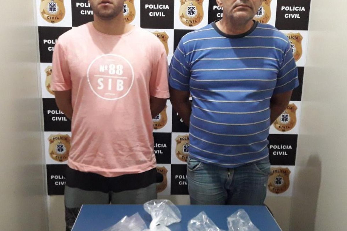 [Pai e filho são presos suspeitos de tráfico de drogas em Vitória da Conquista]