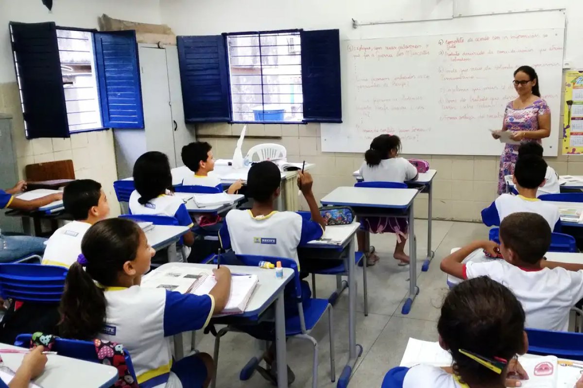 [Mais da metade das escolas brasileiras com melhor infraestrutura tem, em sua maioria, alunos brancos]