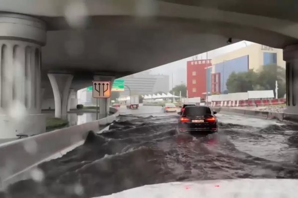 [Chuva intensa em Dubai deixa alagamentos e carros cobertos pelas águas ]