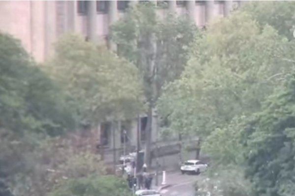 [Homem é preso por suspeita de entrar com bomba na embaixada do Irã em Paris ]