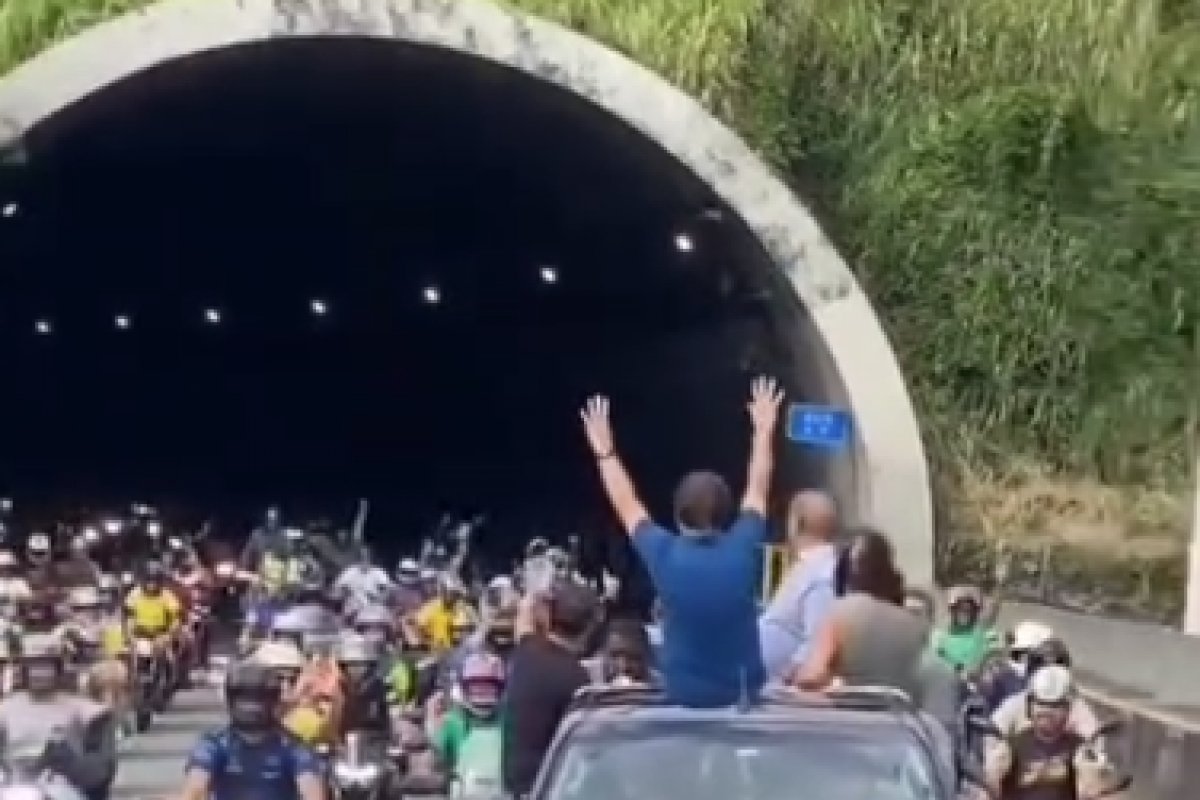 [Vídeo: Bolsonaro desembarca em Florianópolis e é recebido com carreata por apoiadores]