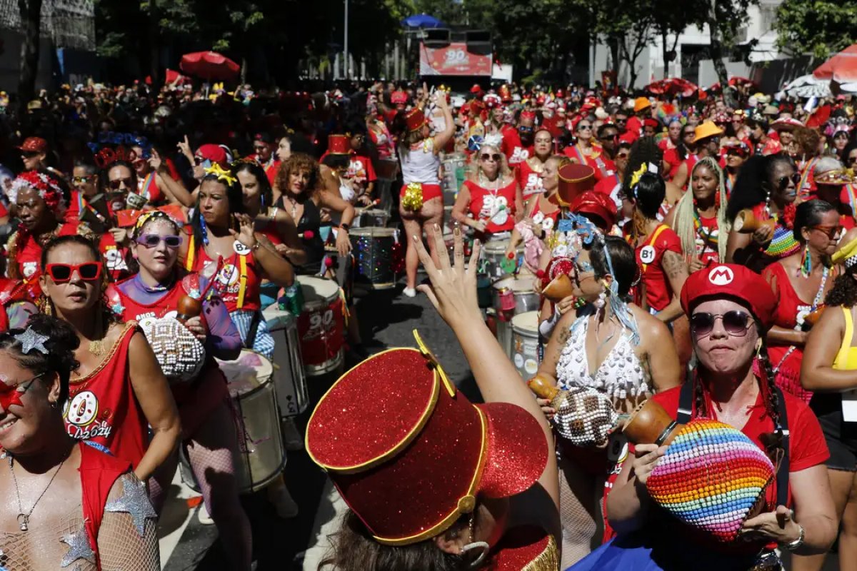 [Lula sanciona lei que reconhece blocos de Carnaval como manifestação cultural ]