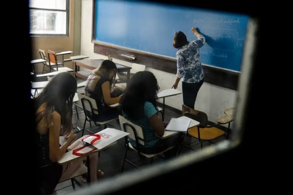 [Em 10 anos, escolas estaduais do país perderam um terço dos professores efetivos]