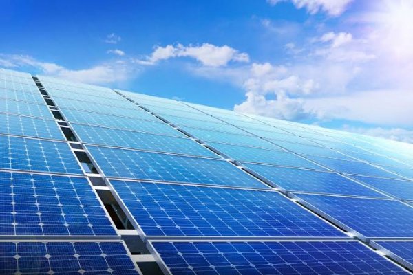 [Instalações de painéis solares em residências e empresas têm trimestre recorde e R$ 8 bilhões de investimentos no País, ]