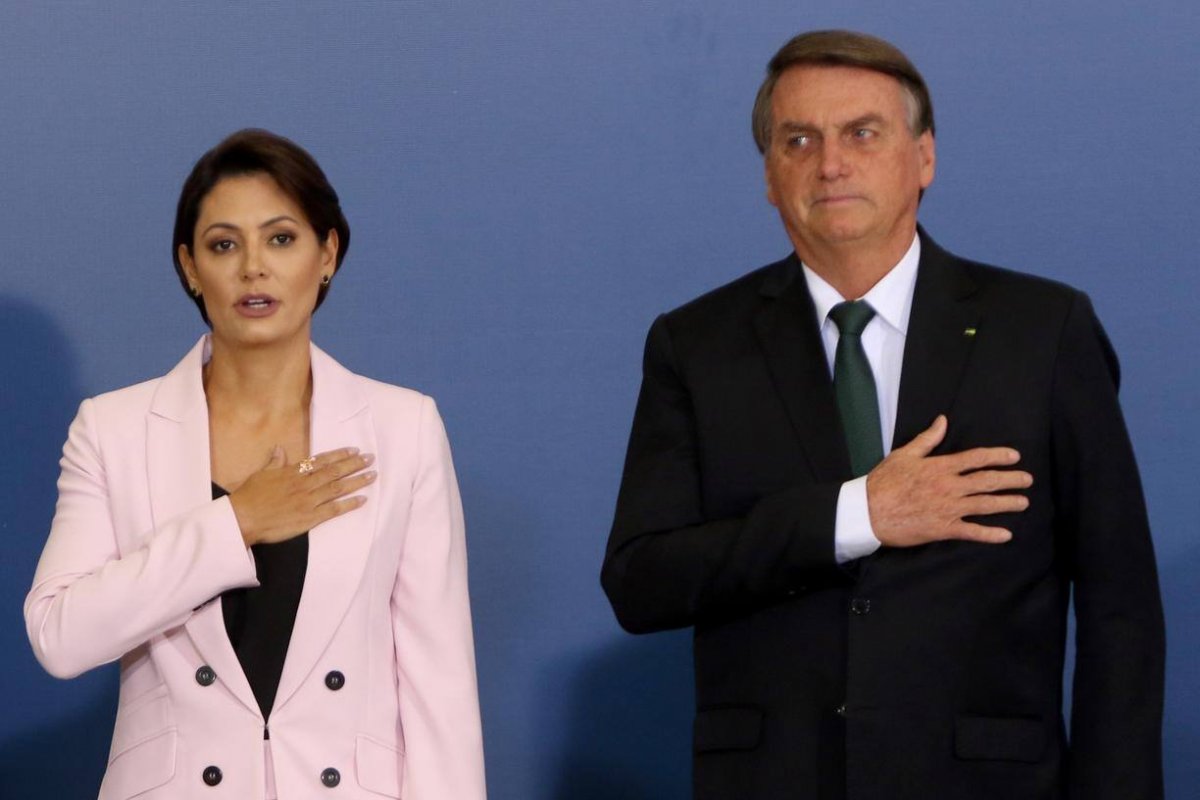 [Aliados aconselham Bolsonaro a indicar Michelle à Presidência para pressionar Tarcísio ]
