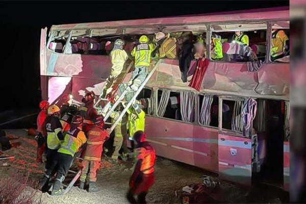 [Duas brasileiras morrem em acidente de ônibus de turismo no Chile]