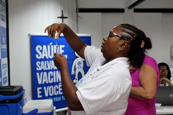 [Vacinação contra a dengue é retomada nesta quinta-feira (2) em Salvador]