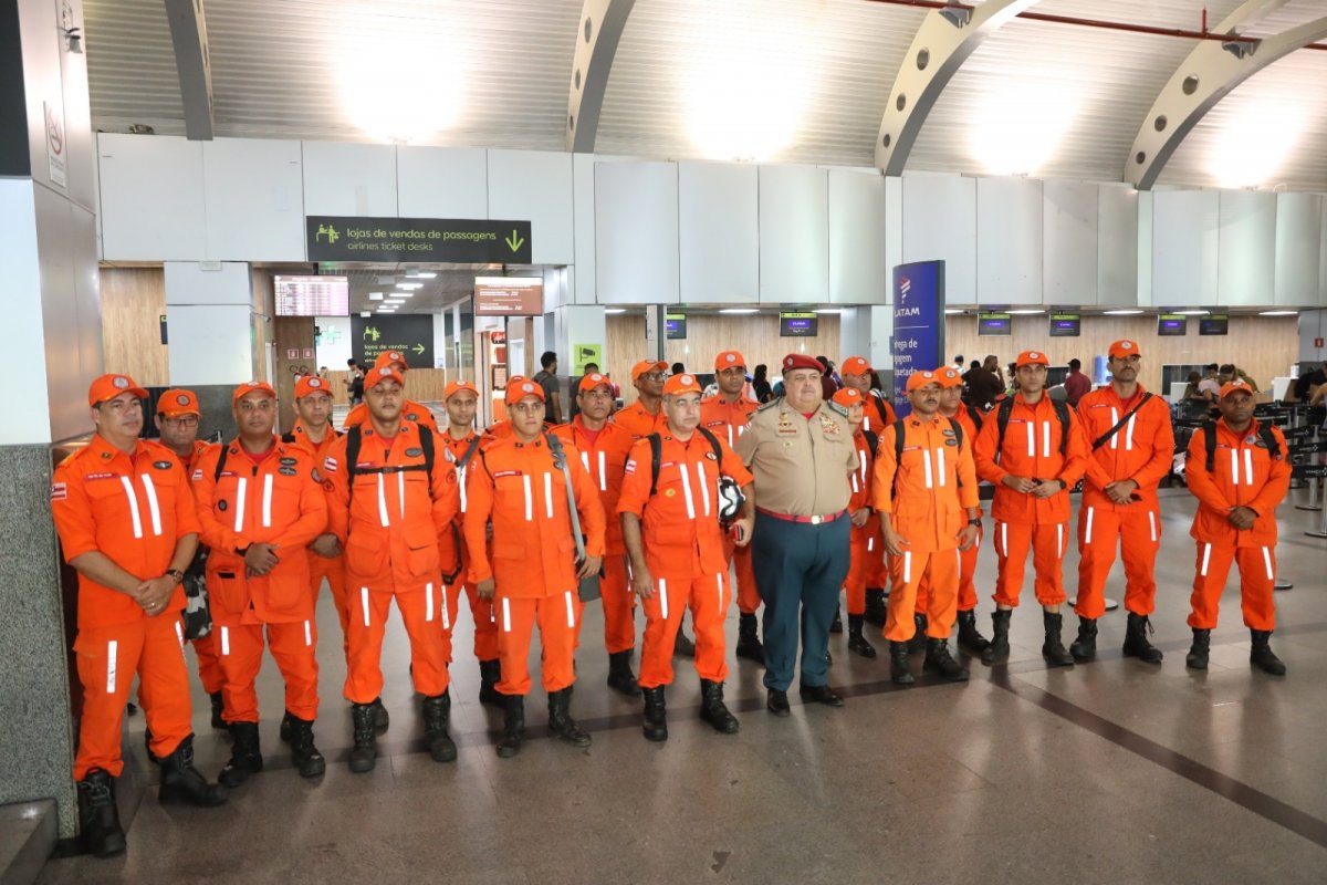 [Bahia envia 22 bombeiros militares e profissionais de saúde para auxiliar vítimas de enchentes no RS]