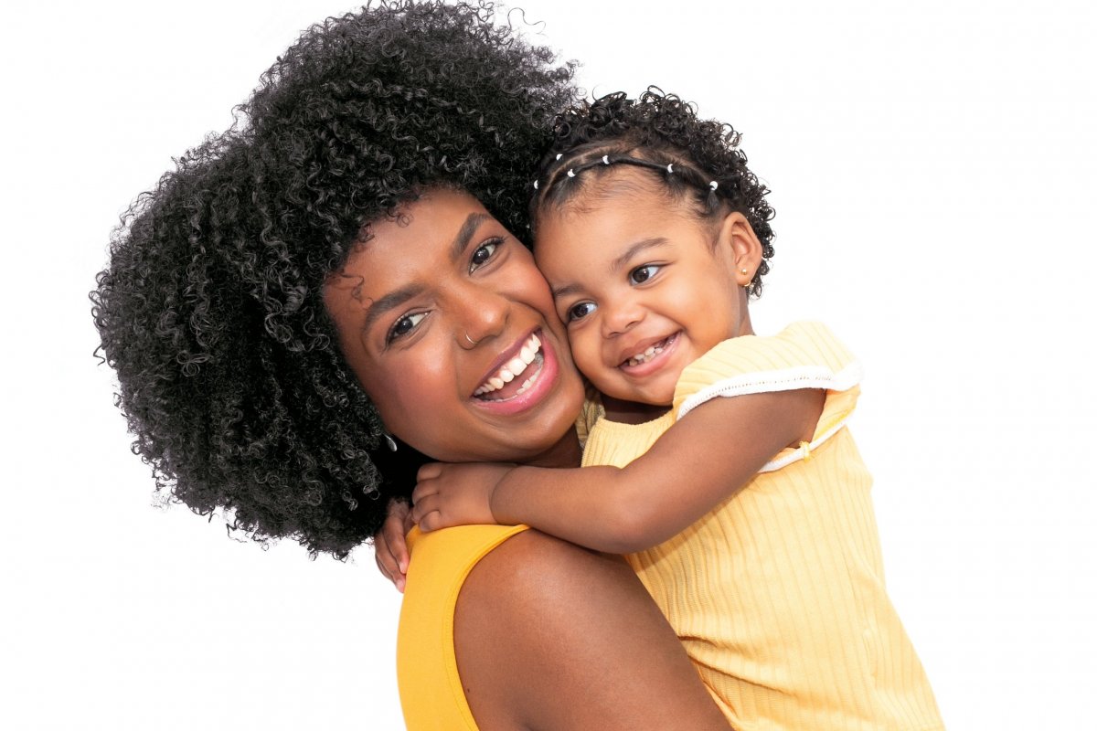 [Dia das Mães: Tratamentos para cabelos crespos, cacheados e ondulados é um presente afetivo e que promove a autoestima!]