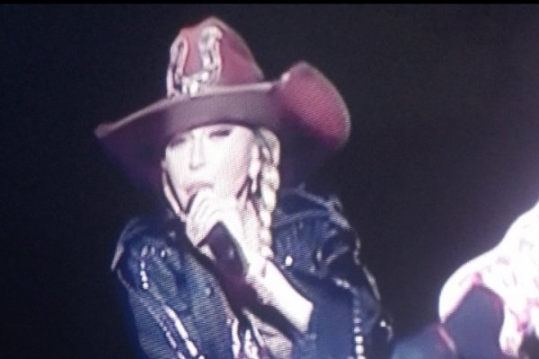 [Saiba o motivo de Madonna usar joelheira durante o show no Rio de Janeiro!]