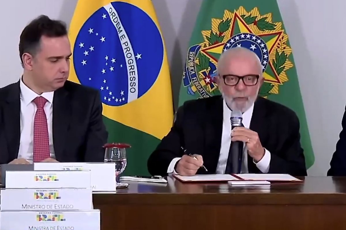 [Lula assina decreto legislativo de pedido de autorização de calamidade pública no Rio Grande do Sul]