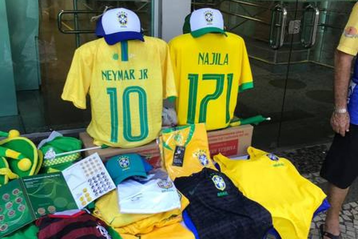 [Camisas com nome de Najila Trindade foram vendidas no jogo do Brasil]