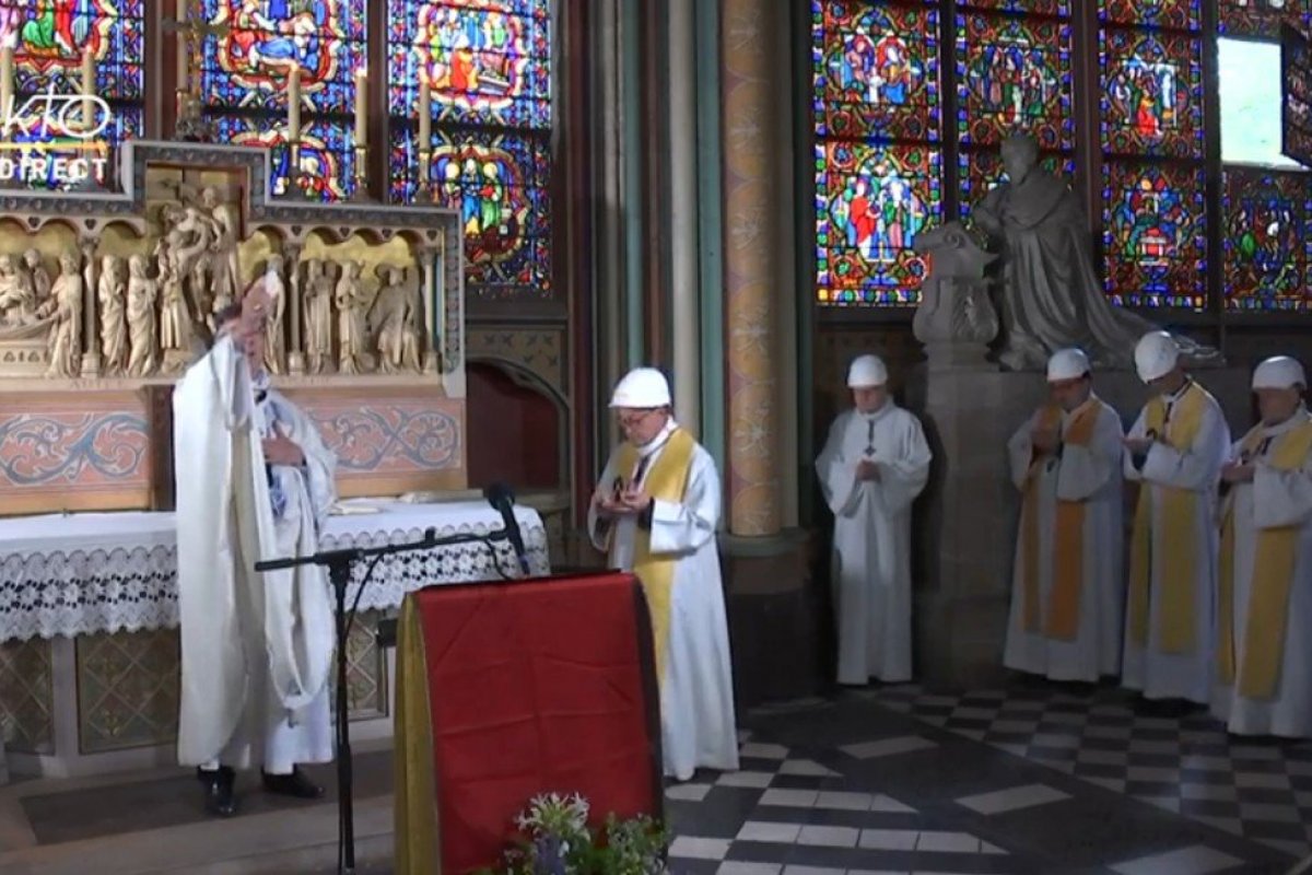 [Notre-Dame celebra primeira missa após incêndio]