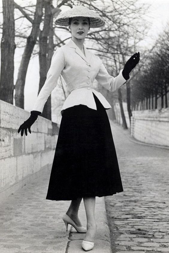 New Look Dior: Saia godê em comprimento midi e blazer estruturado. 
