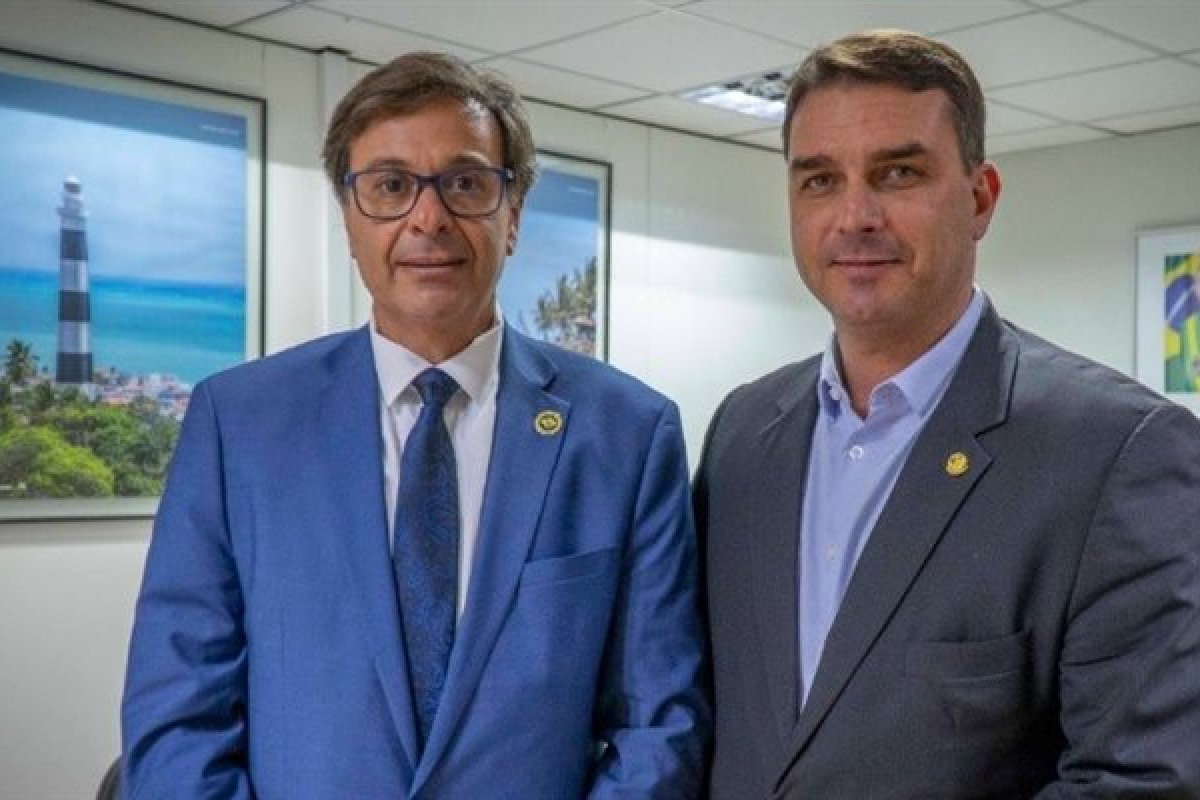 [Presidente da Embratur e Flávio Bolsonaro se encontram para viabilizar a vinda de cruzeiros para as cidades brasileiras ]