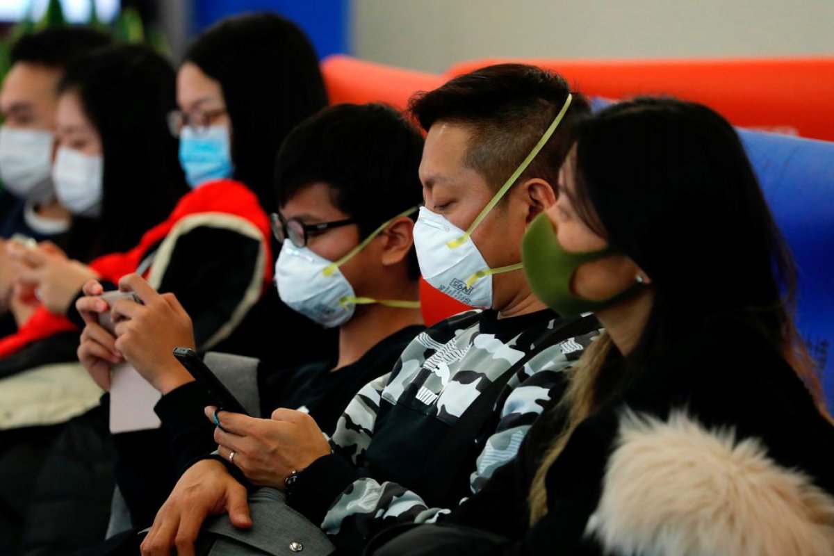 [China reduz o número de mortos pelo coronavírus após revisão de dados]