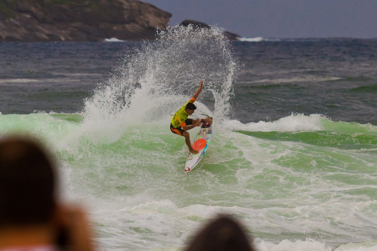 Mundial de surfe brasileiros disputam título da etapa de Saquarema
