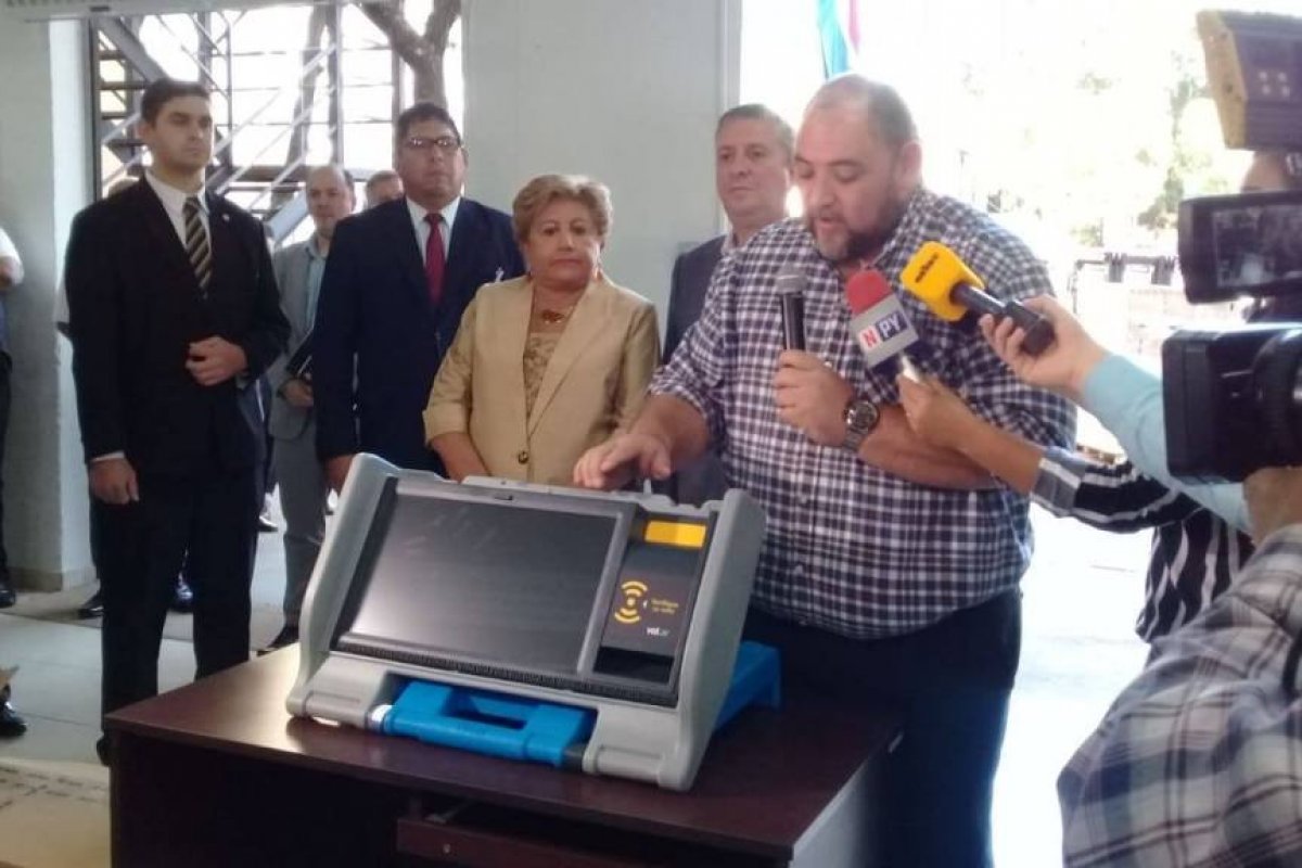 [Justiça Eleitoral do Paraguai apresenta urnas eletrônicas que também imprimem o voto]