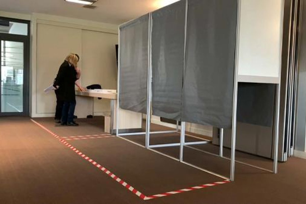 [Franceses comparecem às urnas para municipais mesmo com o surto do coronavírus ]