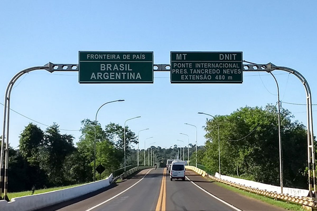 [Brasil fecha fronteira com 8 país, mas mantém transporte de cargas]