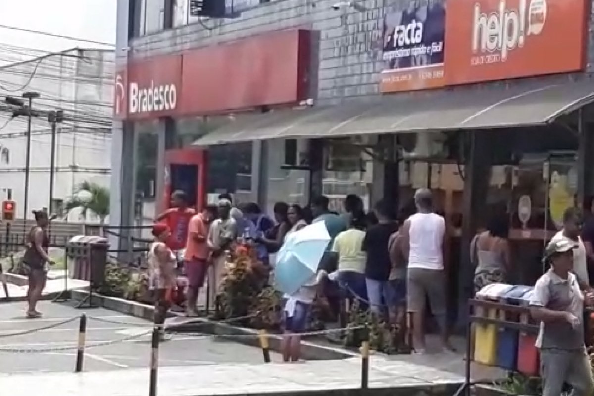 [Vídeo: Farol da Bahia flagra fila em porta de banco em Simões Filho]