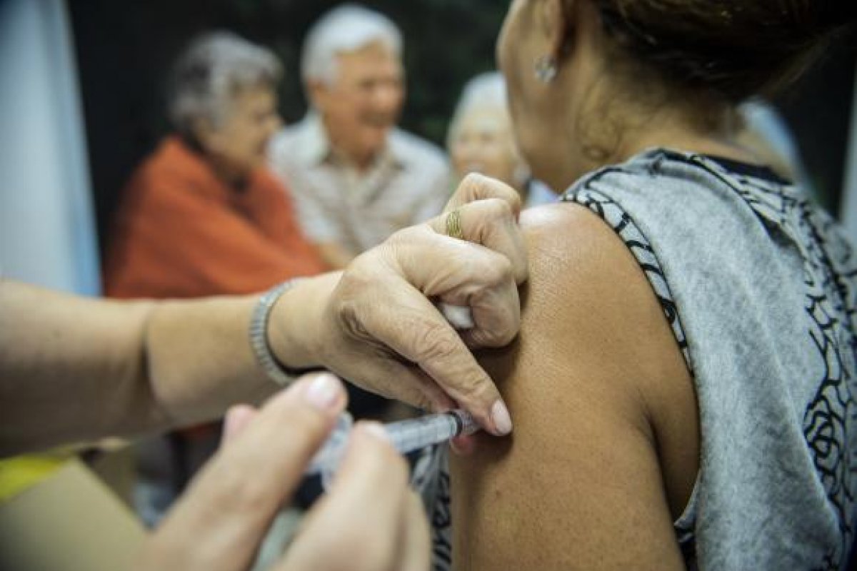 [Prefeitura reduz quantidade de postos de vacinação contra gripe em Salvador]