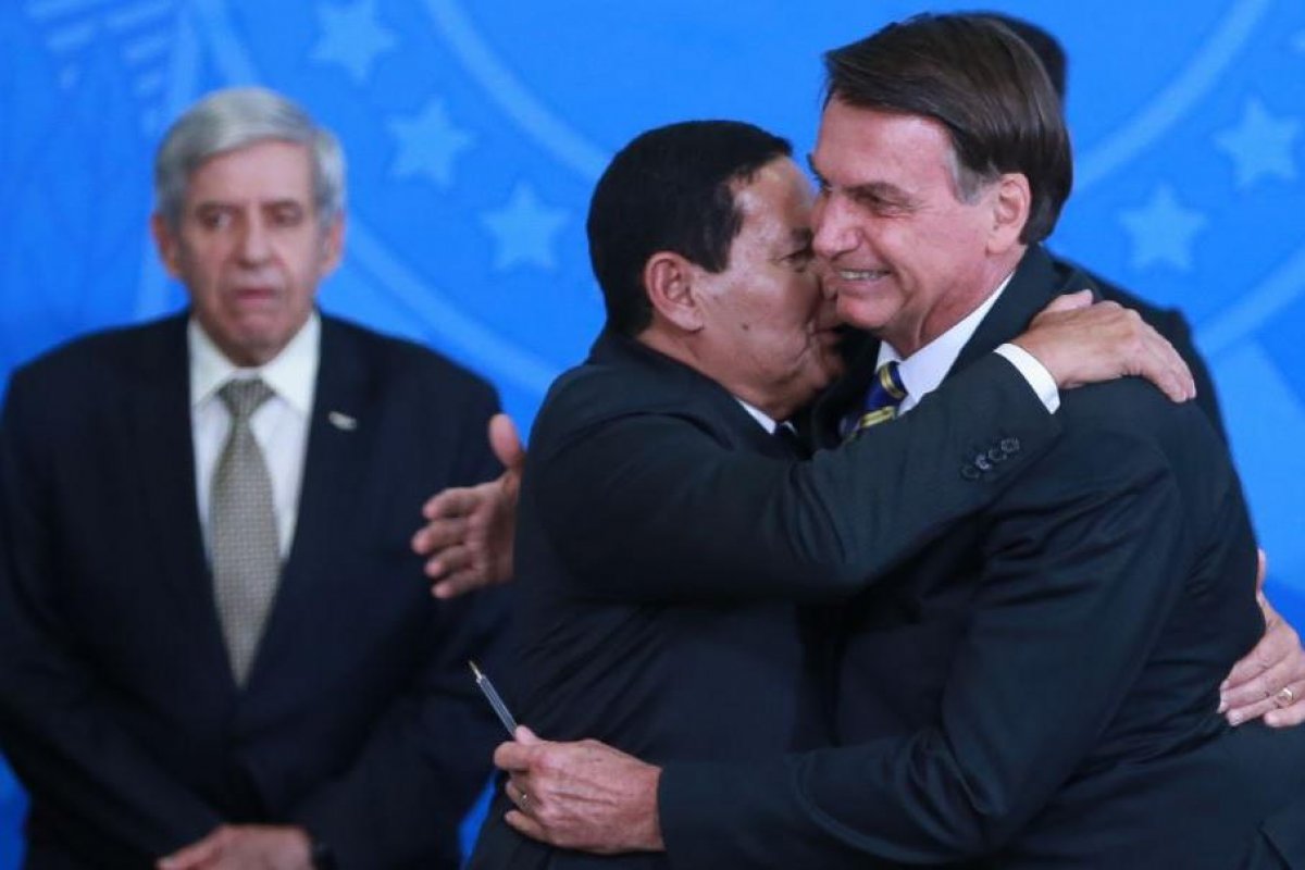 ['O presidente sou eu', diz Bolsonaro sobre fala de Mourão acerca de isolamento]