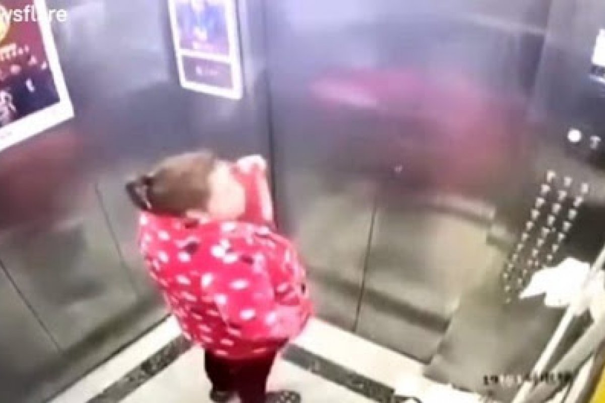 [Veja vídeo: Chineses cospem em frutas e botões de elevadores]
