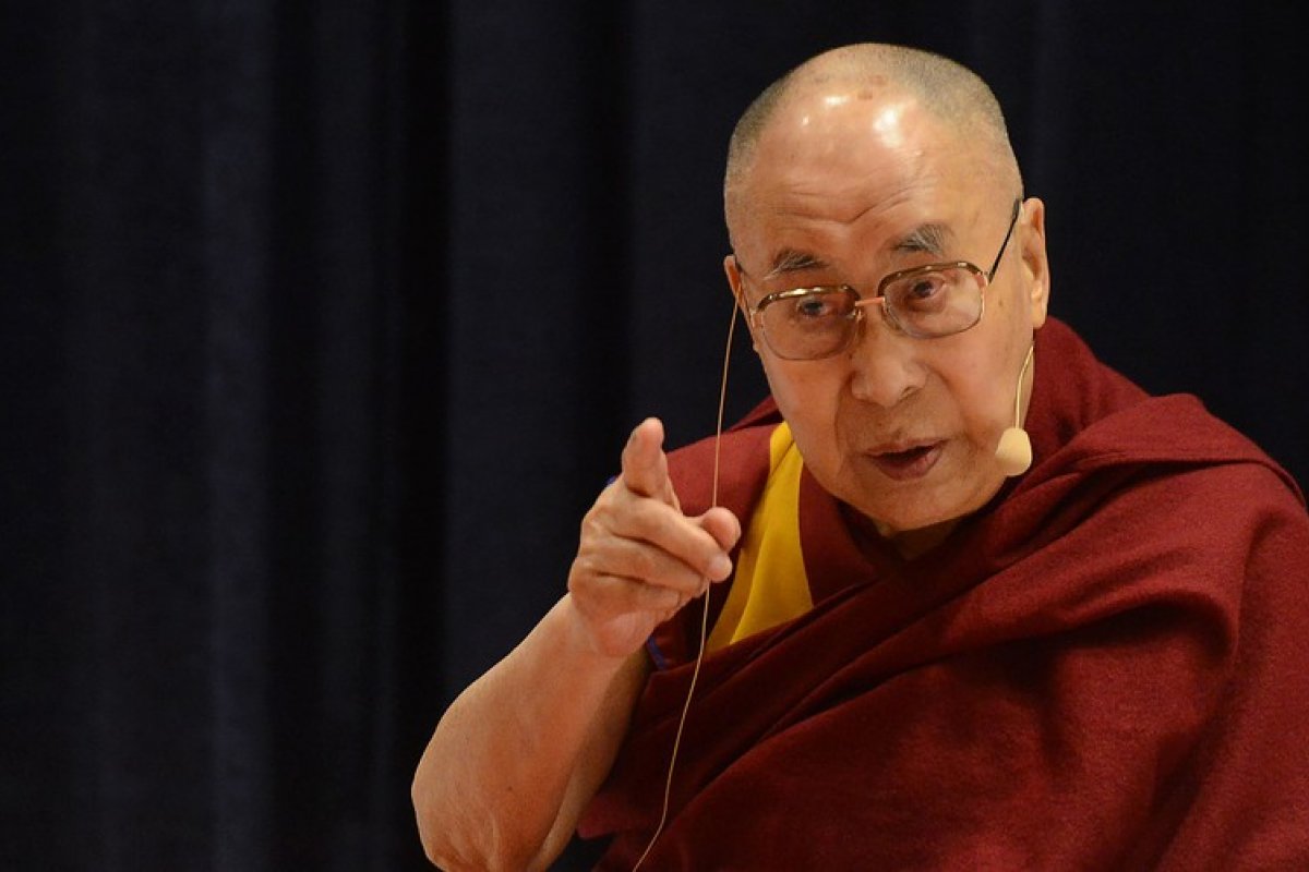 [Dalai-lama polemiza ao fazer comentários machistas e xenófobos na TV britânica ]