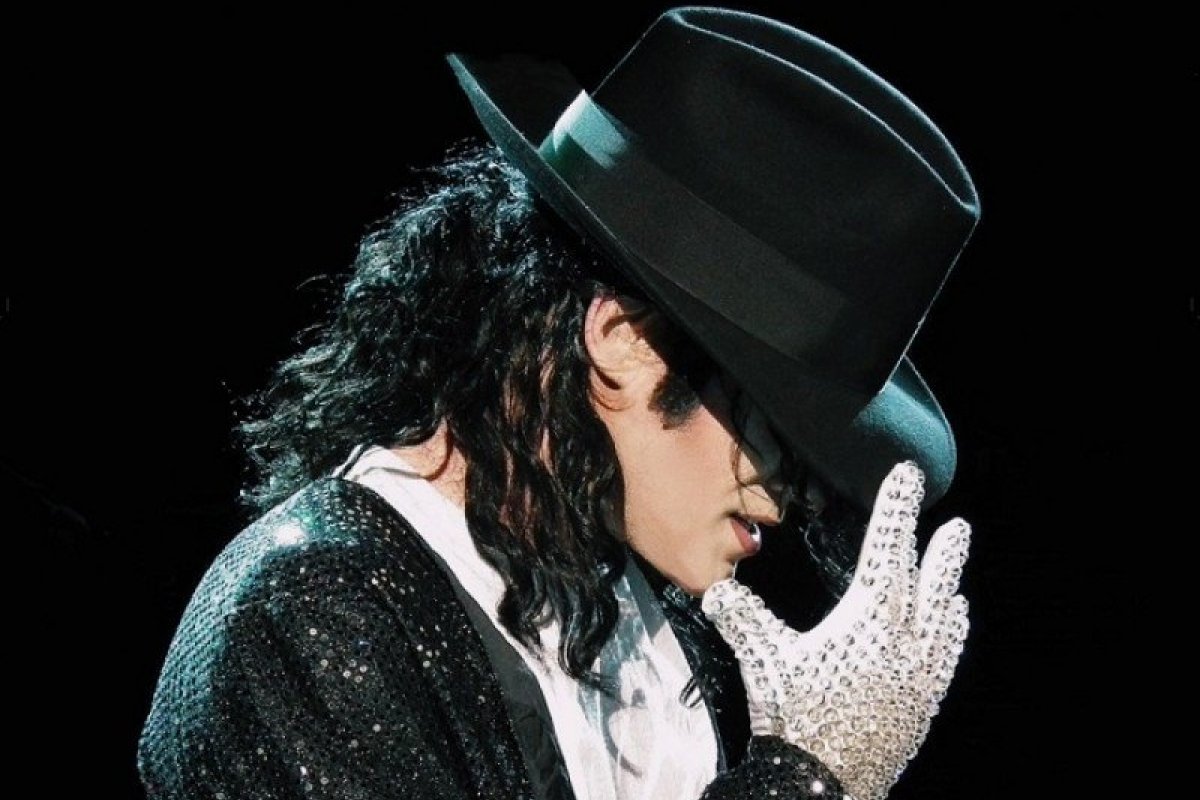 Cravejada De Cristal Luva Iconica De Michael Jackson E Vendida Em Leilao Michel Telles Farol Da Bahia Cravejada De Cristal Luva Iconica De Michael Jackson E Vendida Em Leilao Michel Telles Farol Da Bahia