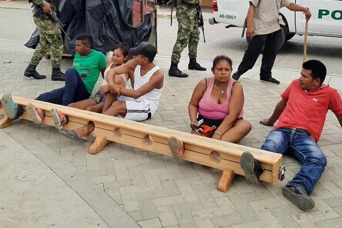 [Na Colômbia, cidadãos são presos pelos pés por desrespeito à quarentena]