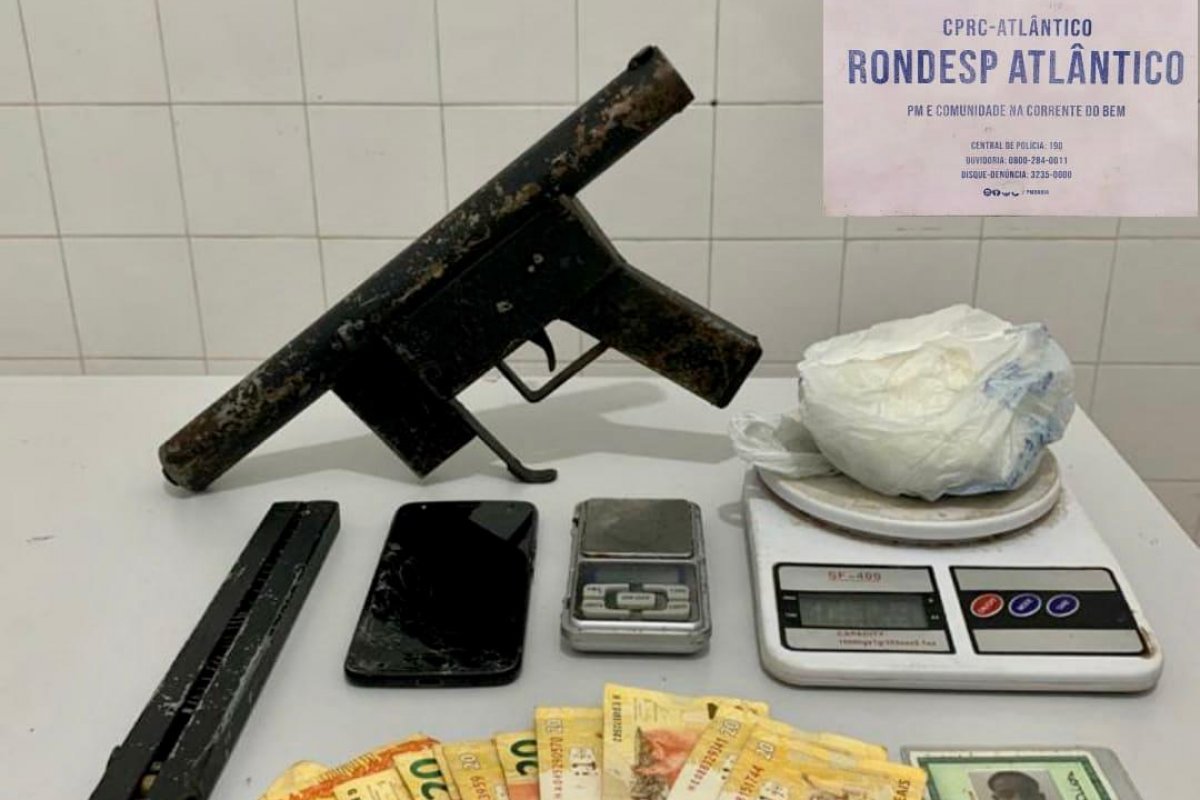 [Líder do tráfico de drogas na Boca do Rio é preso com submetralhadora escondida]