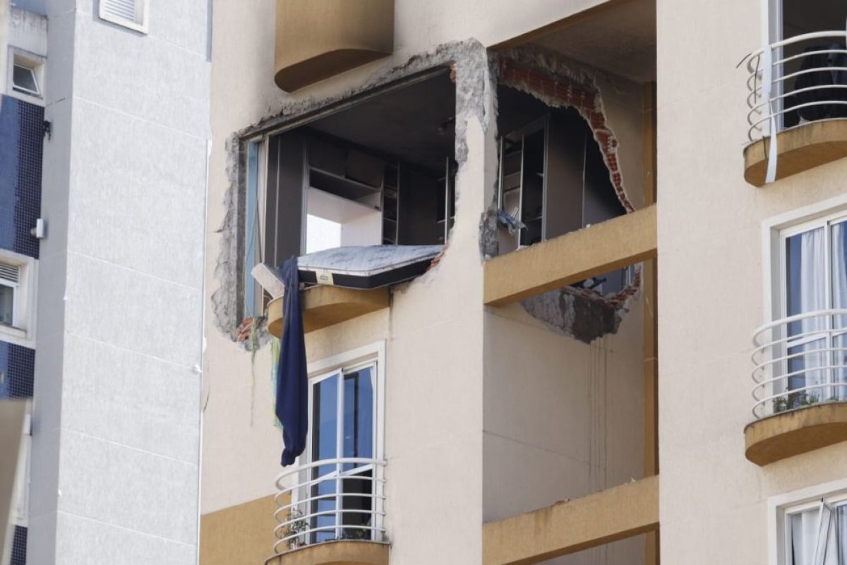 [Morre criança arremessada de prédio após explosão em Curitiba]
