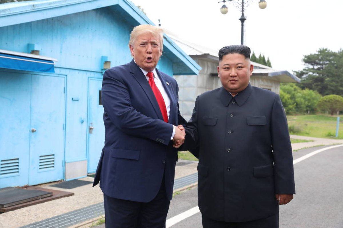 [Donald Trump é o primeiro presidente Americano a ultrapassar a fronteira da Coreia do Norte]